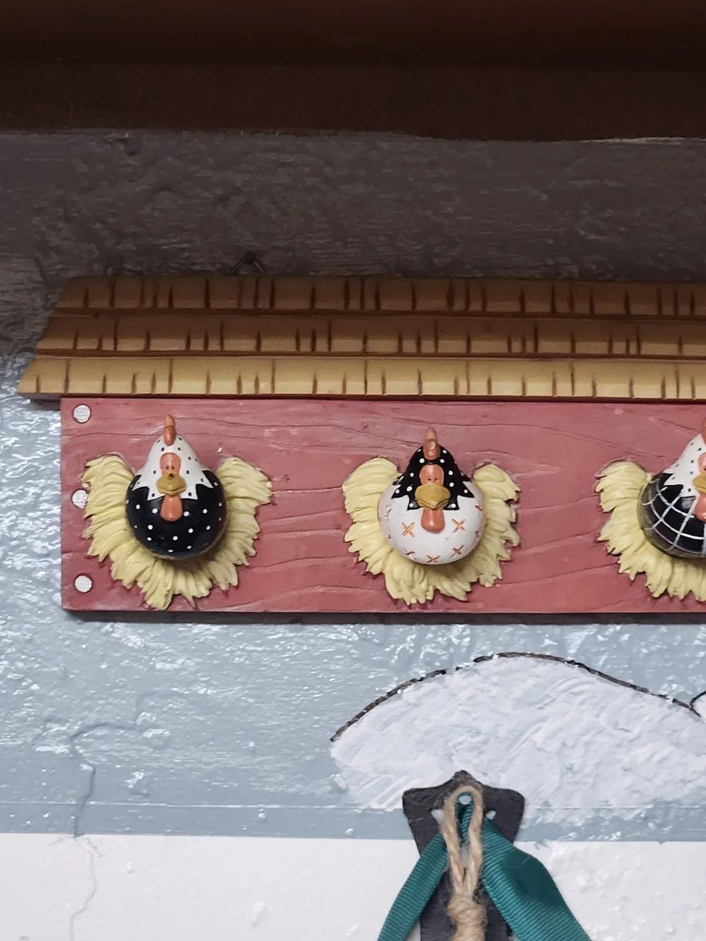Decorative Chicken Hook Rack in Red and Yellow - Unbranded